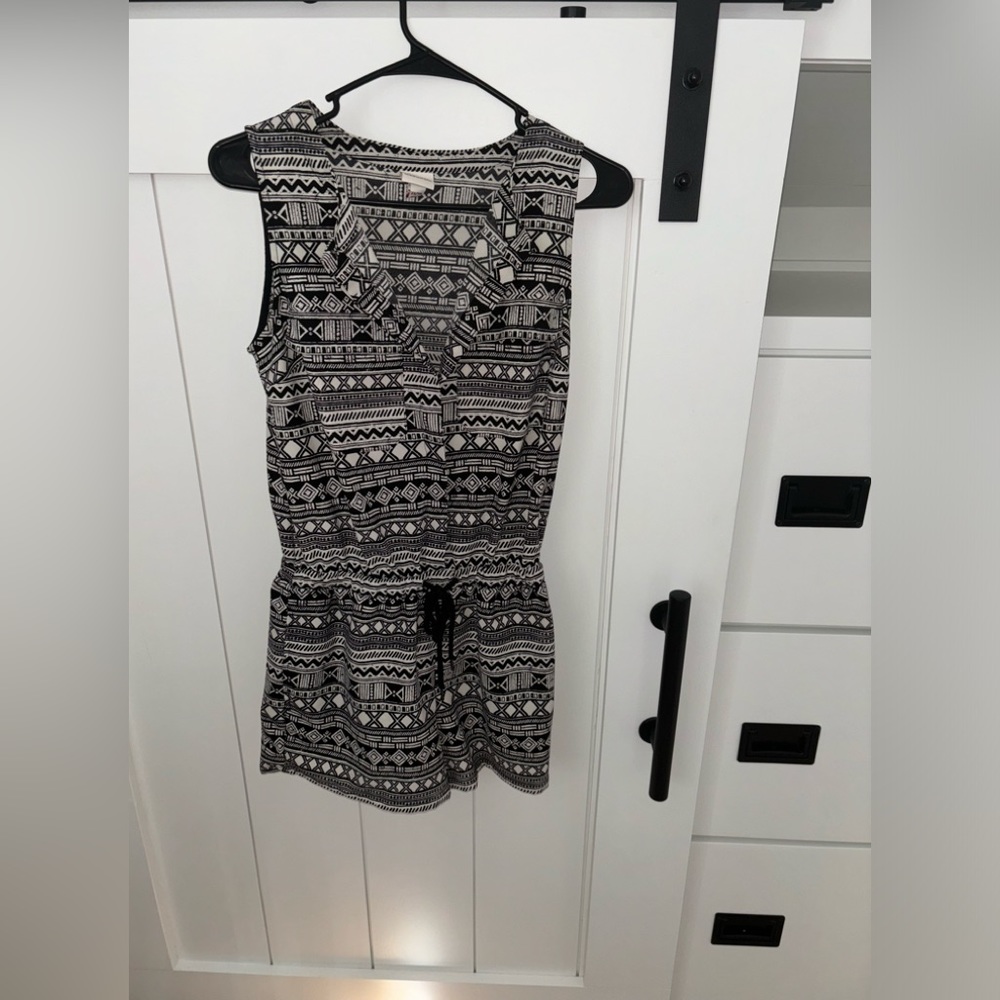 🆕 Women’s Black & White Romper - Size XS